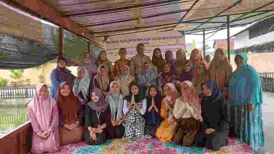 Foto bersama Dosen dan Mahasiswa pada kegiatan PKM.